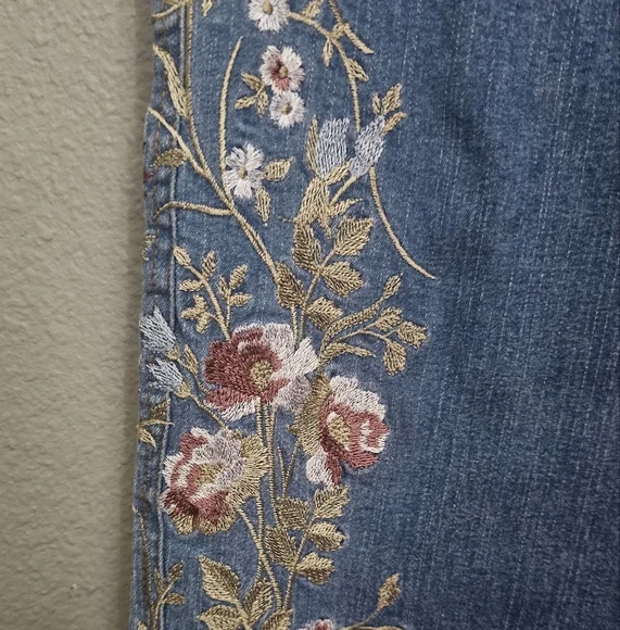 Embroidered light wash denim jeans size 4 - Picture 4 of 10